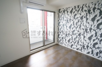 参考、同建物・同間取りの号室（壁紙や床の色味は異なります）