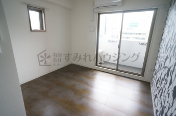 参考、同建物・同間取りの号室（壁紙や床の色味は異なります）