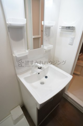 参考、同建物・同間取りの号室（壁紙や床の色味は異なります）