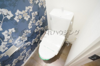 参考、同建物・同間取りの号室（壁紙や床の色味は異なります）