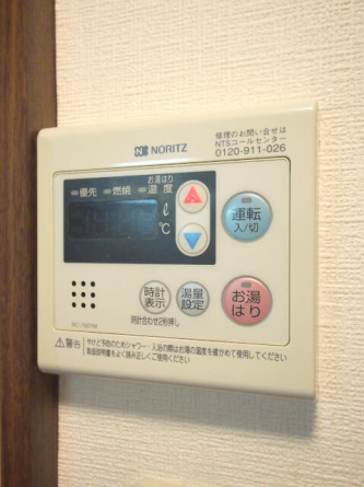 室内に給湯機リモコンが付いていますので、簡単にお湯の温度調節ができます