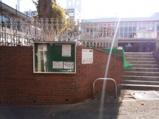マンション横に公園があります。