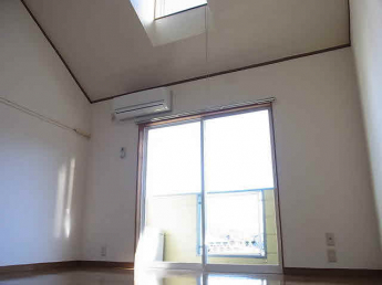 ■居室スペース■－天井も高く、開放感もたっぷり。トップライトも付いて明るい室内です♪