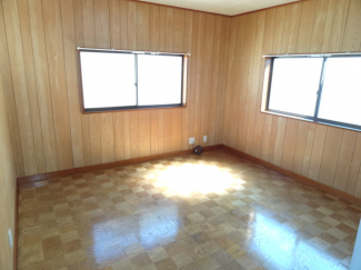 2面採光で明るい洋室８帖！