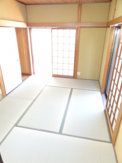 2面採光で明るい和室６帖！