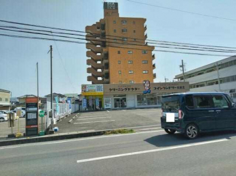 バス停含む外観写真
