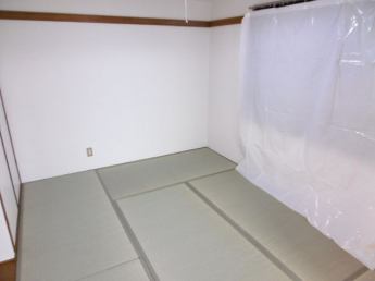 畳の上でゆっくりとくつろげる和室です