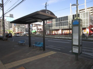 マンションの目の前にバス停『喜連住宅前』があります、大変便利