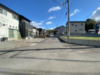 【前面道路含む現地写真】