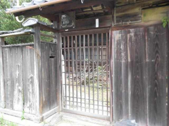 門の出入口