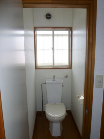 水洗トイレです。窓があるので明るく換気しやすいです。