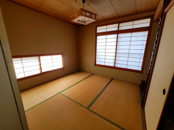 和室も2面窓があるので明るいです。