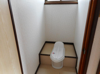 和式トイレです。窓があるので明るく換気に便利です。