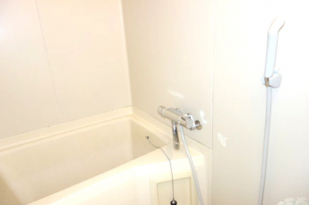 自動温度調節付きシャワー完備の風呂場