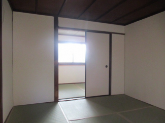 落ち着いて過ごせるお部屋なので、寝室にいかがでしょうか