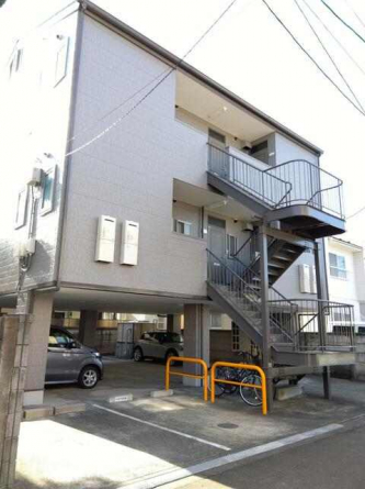 １階部分が駐車場。