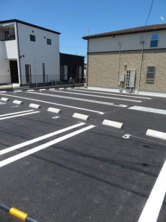 車をお持ちの方に嬉しい駐車場付きの物件です