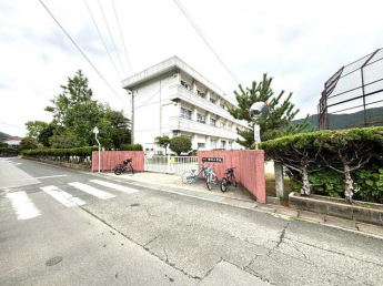 西予市立中川小学校まで828m