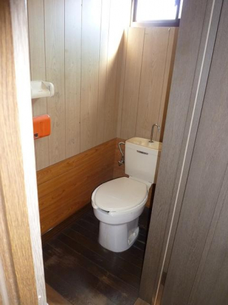 汲み取り式です。入居中と退去時に汲み取りして頂きます。