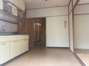 作った料理がすぐ運べる使いやすい居間です