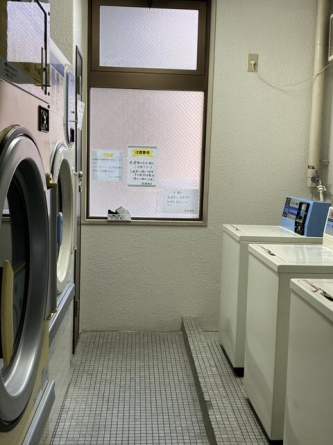 ２階にコインランドリーがあります。