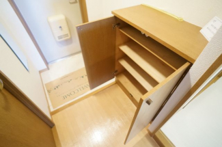 玄関靴箱です
参考、同建物・反転間取りの号室