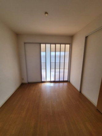 半透明の仕切りなので閉めてもほんのりと明るいです。