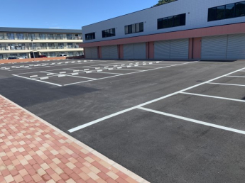 【駐車場】