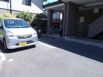 車をお持ちの方に嬉しい駐車場付きの物件です