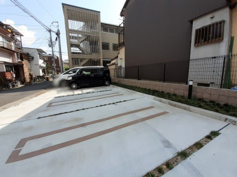 駐車場があるので、車を買う予定の方も安心です