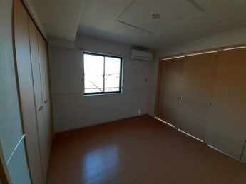 明るい色調の室内です