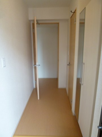 収納もある玄関です