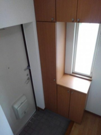 収納もある玄関です