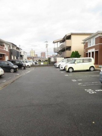 車をお持ちの方に嬉しい駐車場付きの物件です