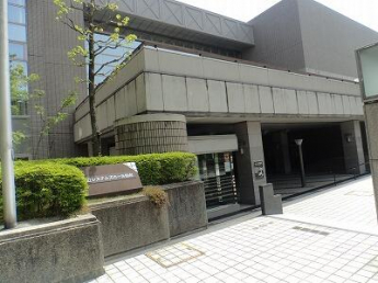 日立システムズホール仙台まで669m