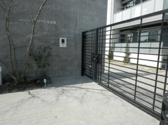 エントランスのゲートがオートロックになっています