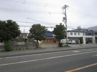 松虫通に面しています。前面道路は歩道付きの公道広々約２５ｍで