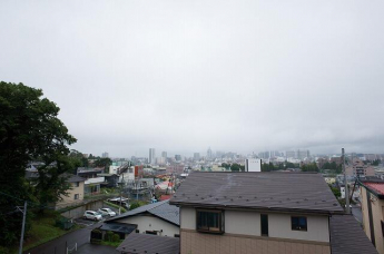 曇りの日ですが眺望が良いので明るいです。※他のお部屋の写真と