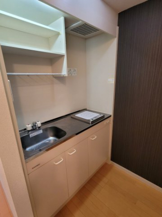 キッチンに冷蔵庫と洗濯機を置くスペースがあります。
