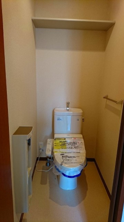 暖房洗浄温便座です。トイレにも棚があるので便利ですね
