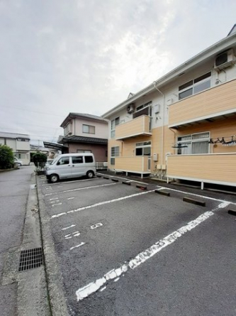 駐車場があるので、車を買う予定の方も安心です