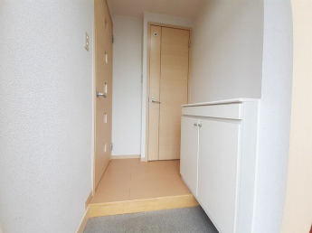 収納もある玄関です