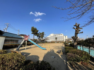 西二見プラタナス公園まで約２分。すぐ近くにあるので親御様も安心して遊びに行かせられます。まで100m