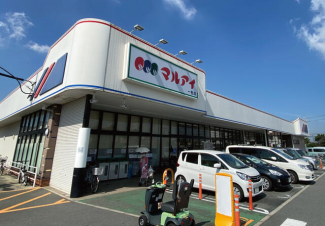 マルアイ一色店。営業時間は９時～２１時。徒歩圏内にあり、買い忘れの際にも便利です。まで670m