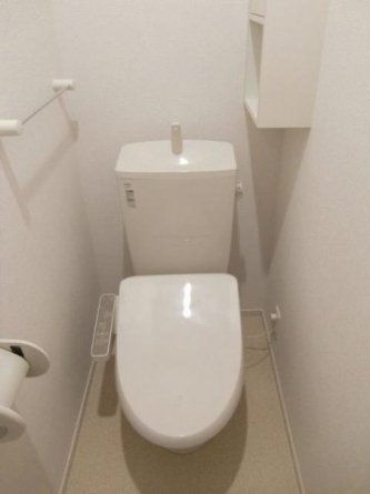落ち着いた色調のトイレです