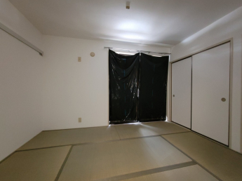 日除けの為に窓を防いでいますが日当たりの良いお部屋です♪