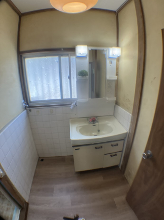 独立洗面台、小物を置くことができて便利です