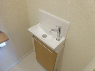 トイレにも洗面ついてますよ