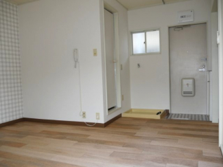 玄関ドア左横の小窓の下に洗濯機置場があります