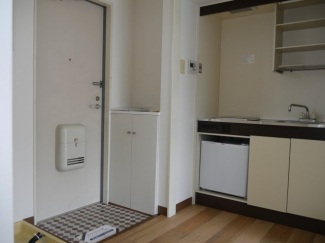 玄関ドア右手にシューズボックスがあります